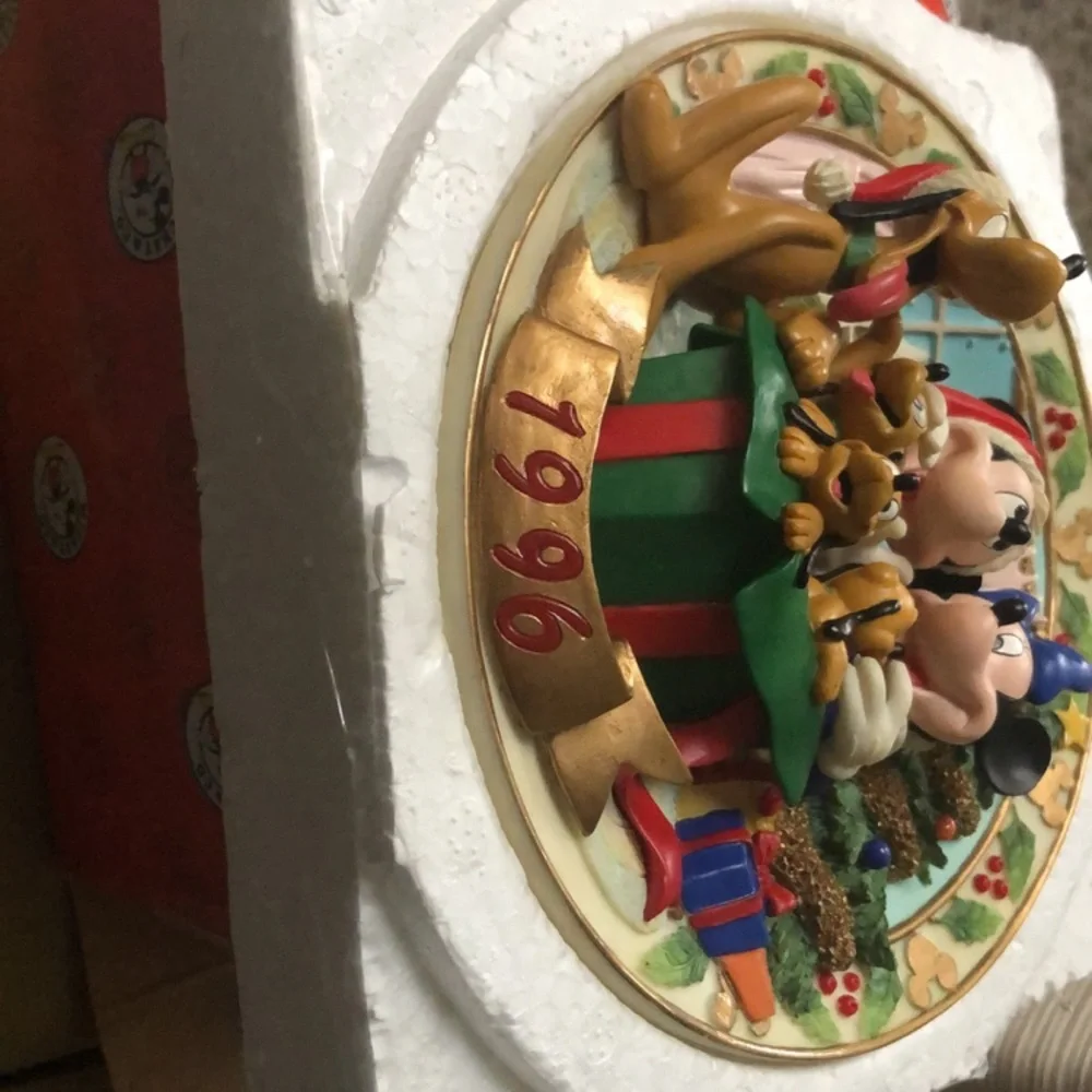 Disney Enesco 1996 Bas Relief Plate